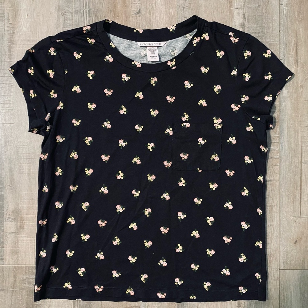 VICTORIA’S SECRET black floral Tee. 🌺🌸🌼